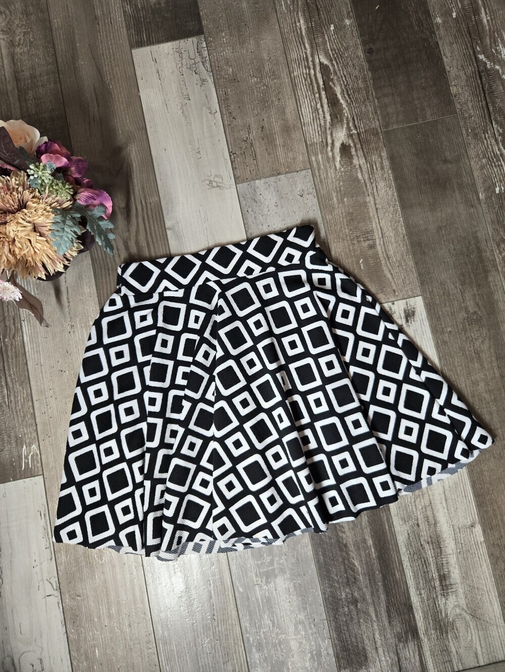 TRUE ROCK Black & White Diamond-Print Circle Skirt Women's Size Medium NWOT